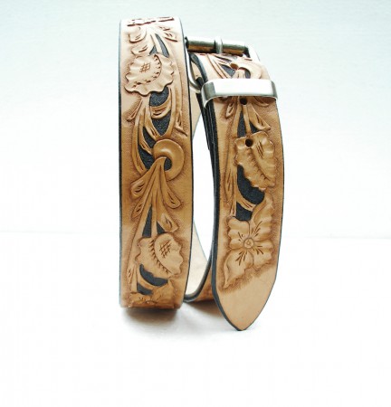 Kožený opasek vyřezávaný, barvený a vytepávaný.